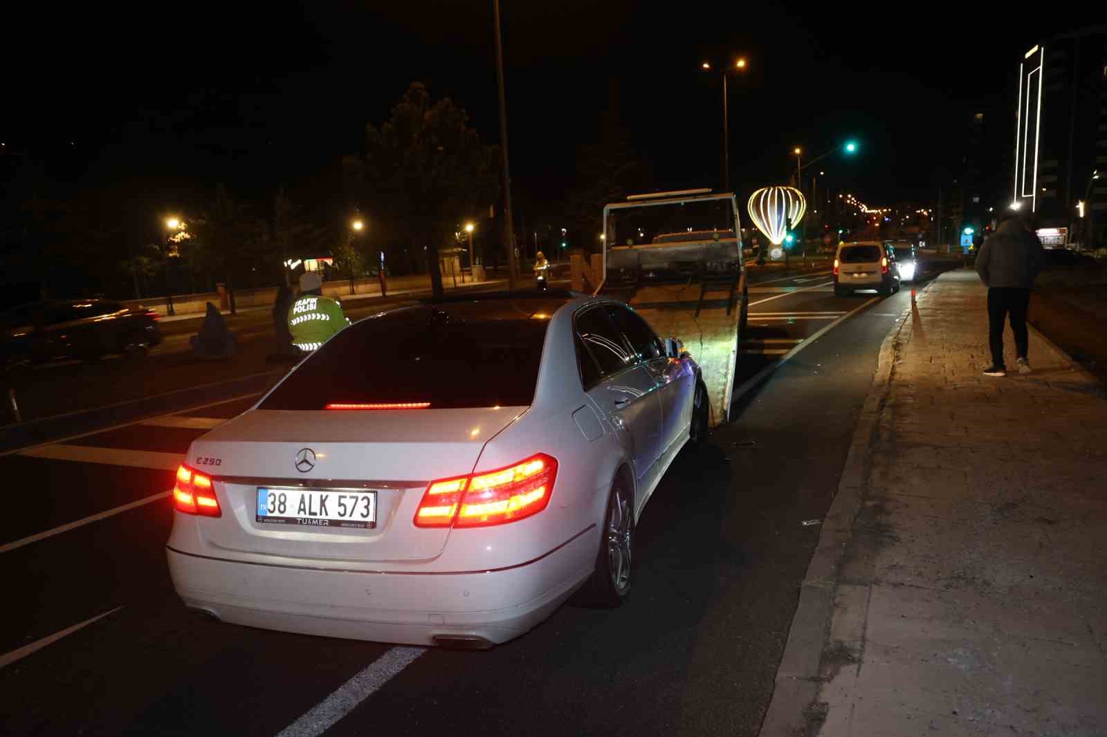Yardım i&ccedil;in durdular, kendilerine k&uuml;f&uuml;r edilince alkoll&uuml; s&uuml;r&uuml;c&uuml;y&uuml; ve arkadaşını darp ettiler
