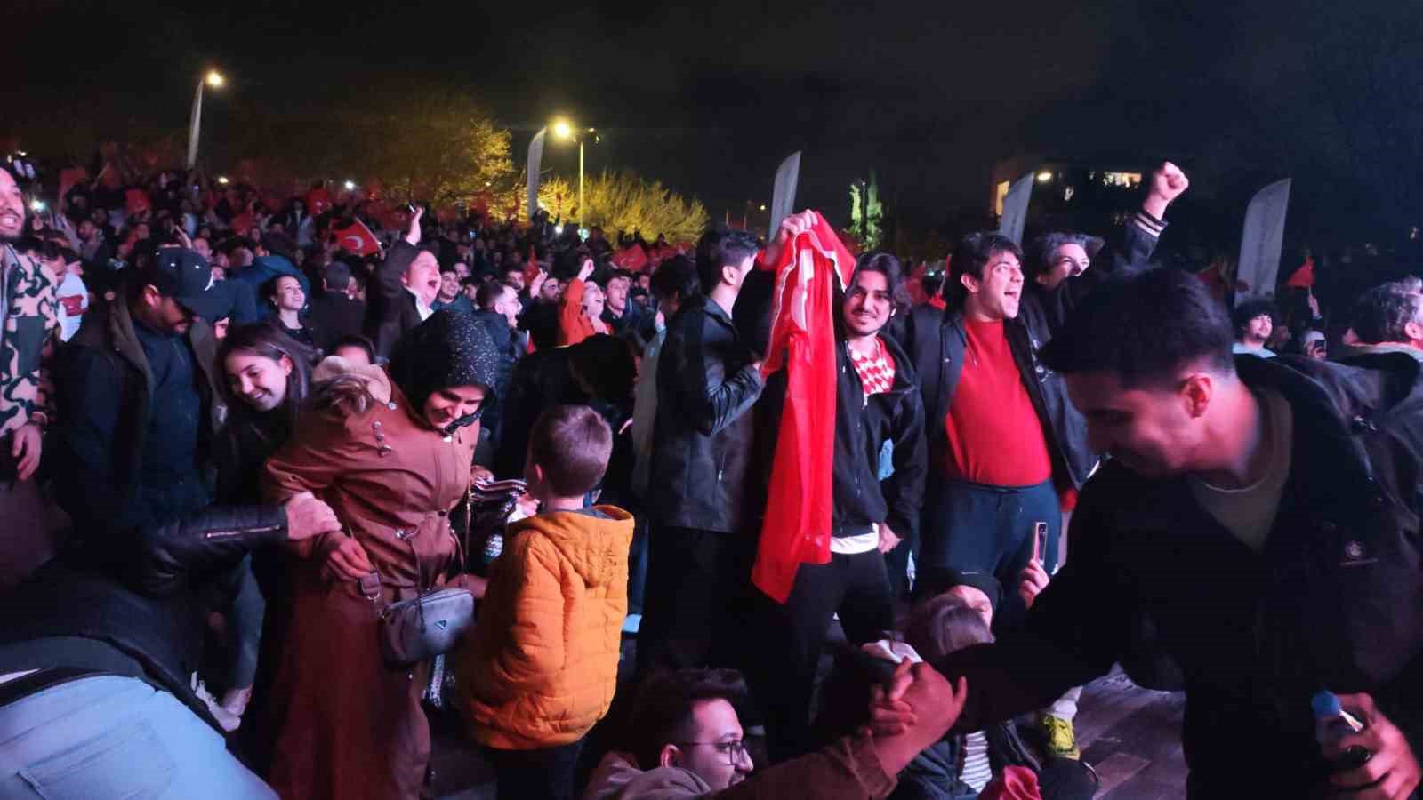 Dev ekrandaki bitiş düdüğüyle Antalya’da bayram havası esti