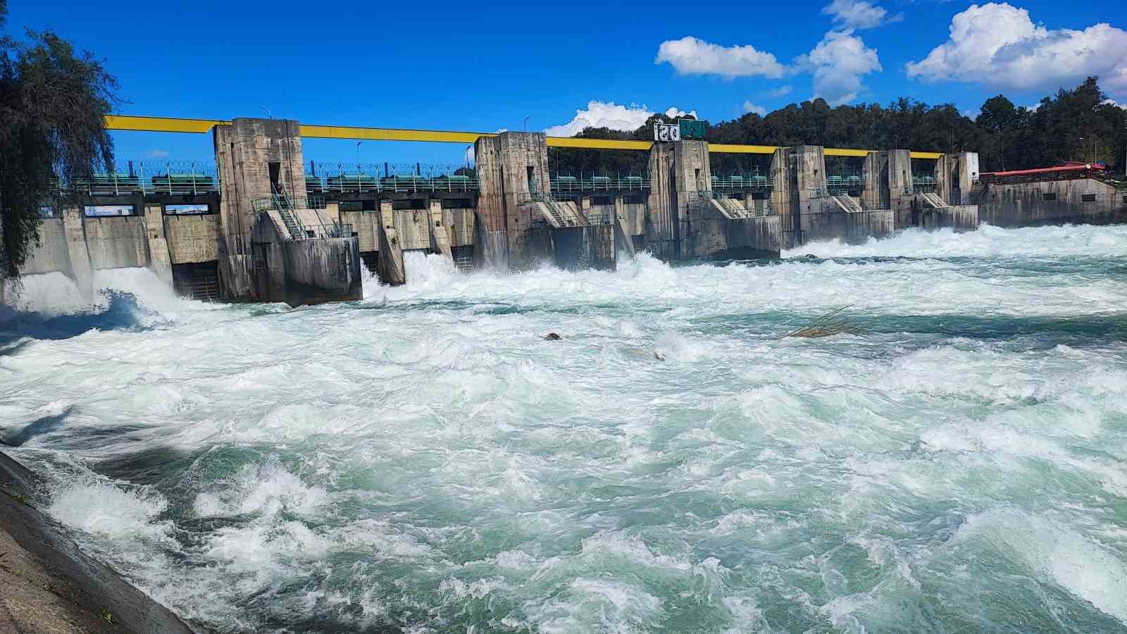 Taşkın &ouml;nlemi manzaraya d&ouml;n&uuml;şt&uuml;, herkes fotoğraf &ccedil;ekti
