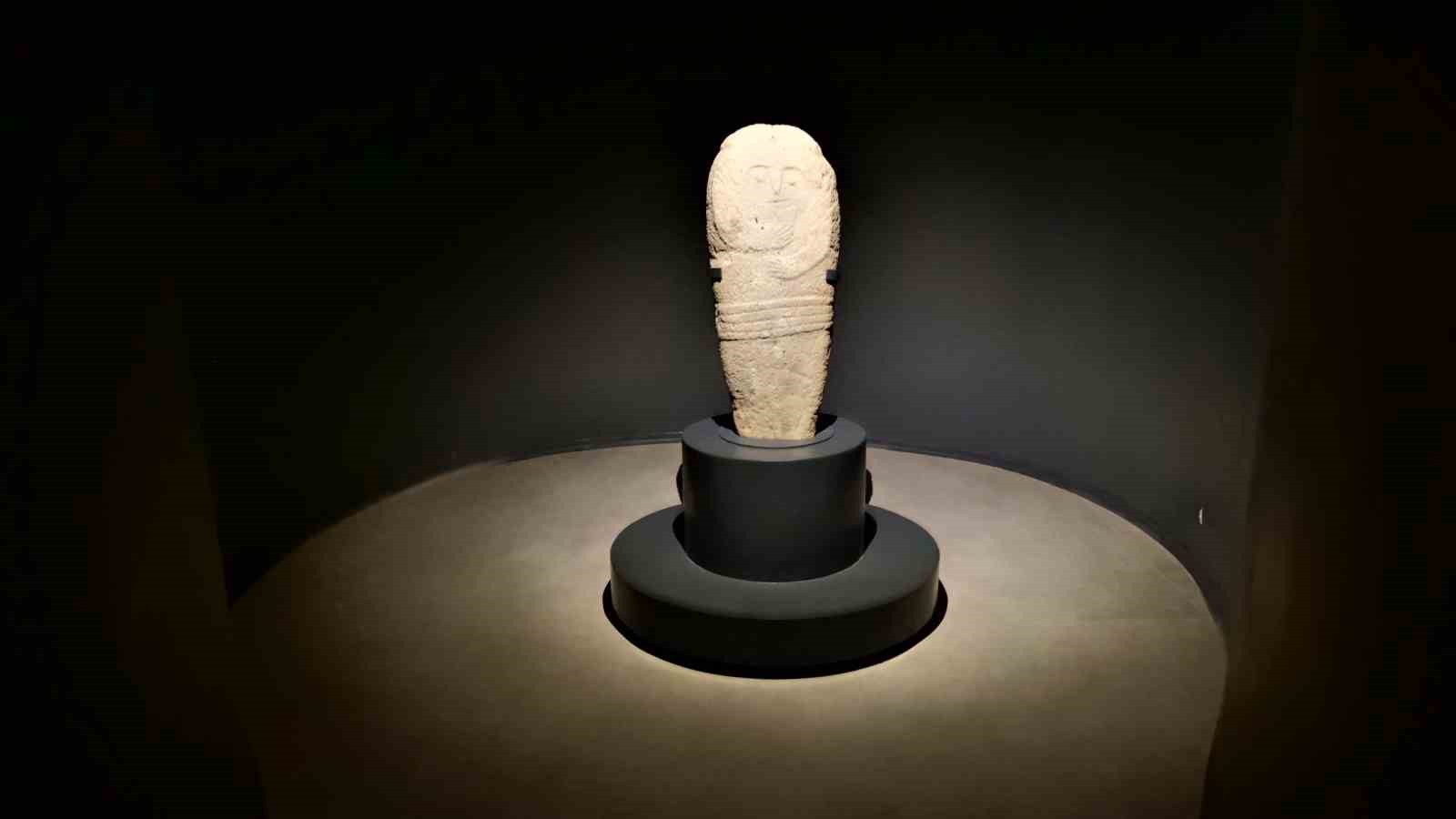 Erzurum’da bulunan 2 bin 500 yıllık ‘taş baba’ heykeli ziyaretçilerin ilgi odağı oldu