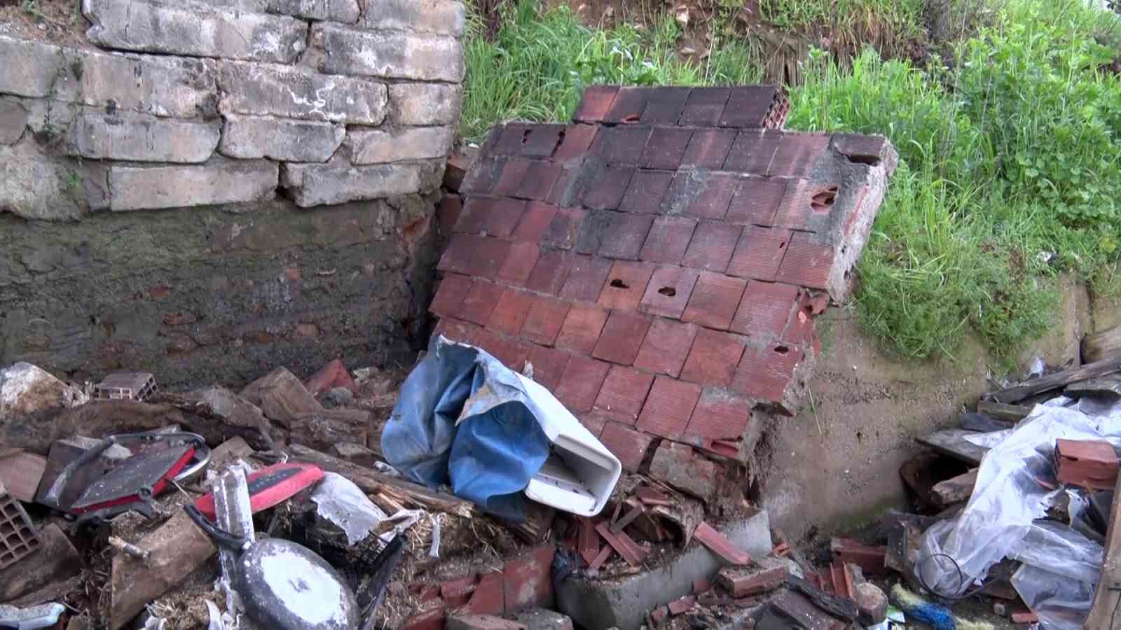 Maltepe&rsquo;de toprak kayması: Tek katlı ev kullanılamaz hale geldi
