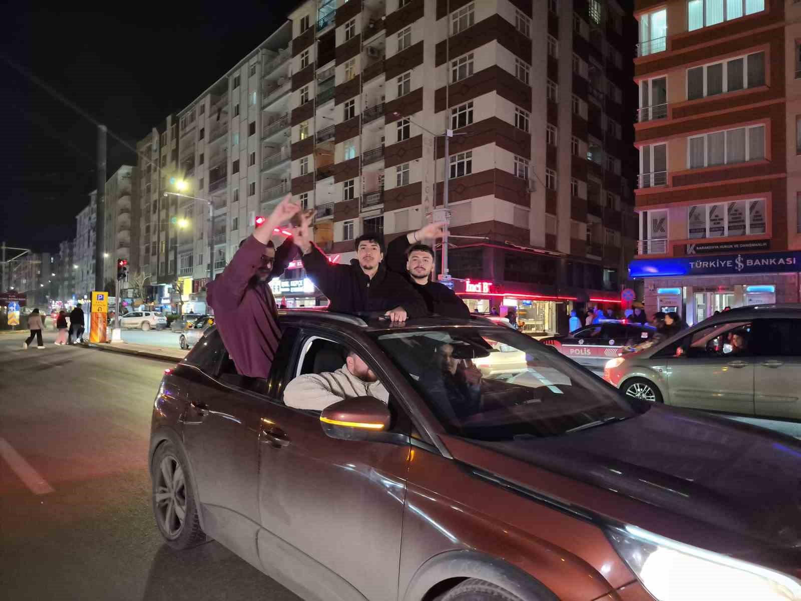 Milli başarıya en çok da çocuklar sevindi
