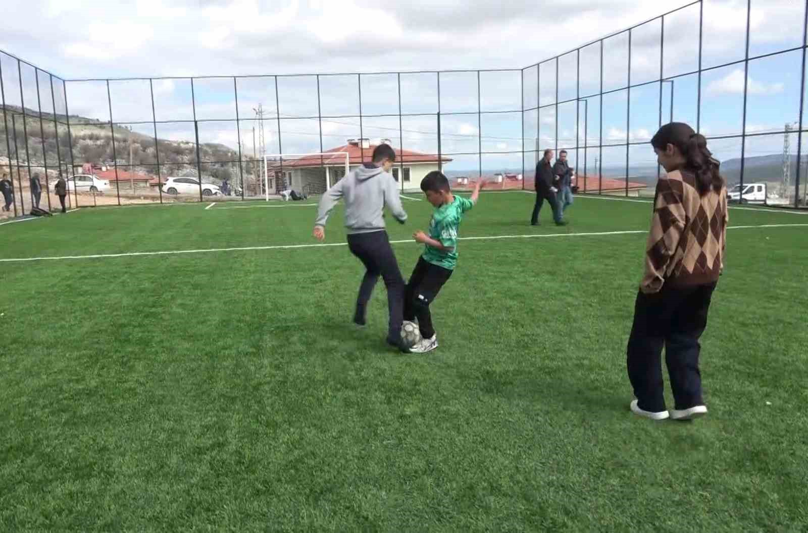 Zey k&ouml;y&uuml;nde &ccedil;ocuklar tozdan ve &ccedil;amurdan kurtulup halı sahaya kavuştu
