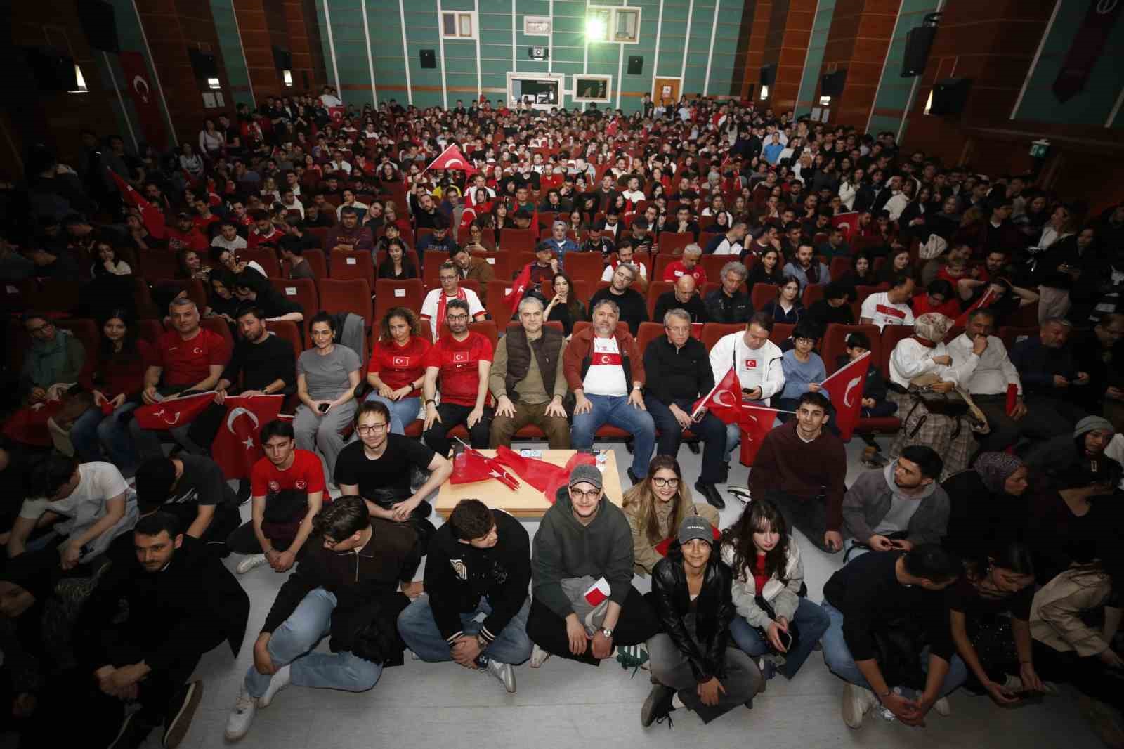 Salonda iğne atsan yere düşmedi