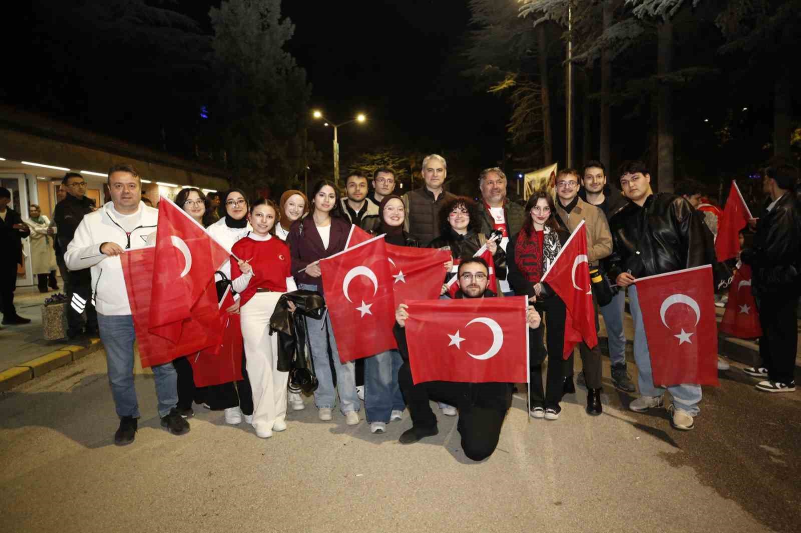 Salonda iğne atsan yere d&uuml;şmedi
