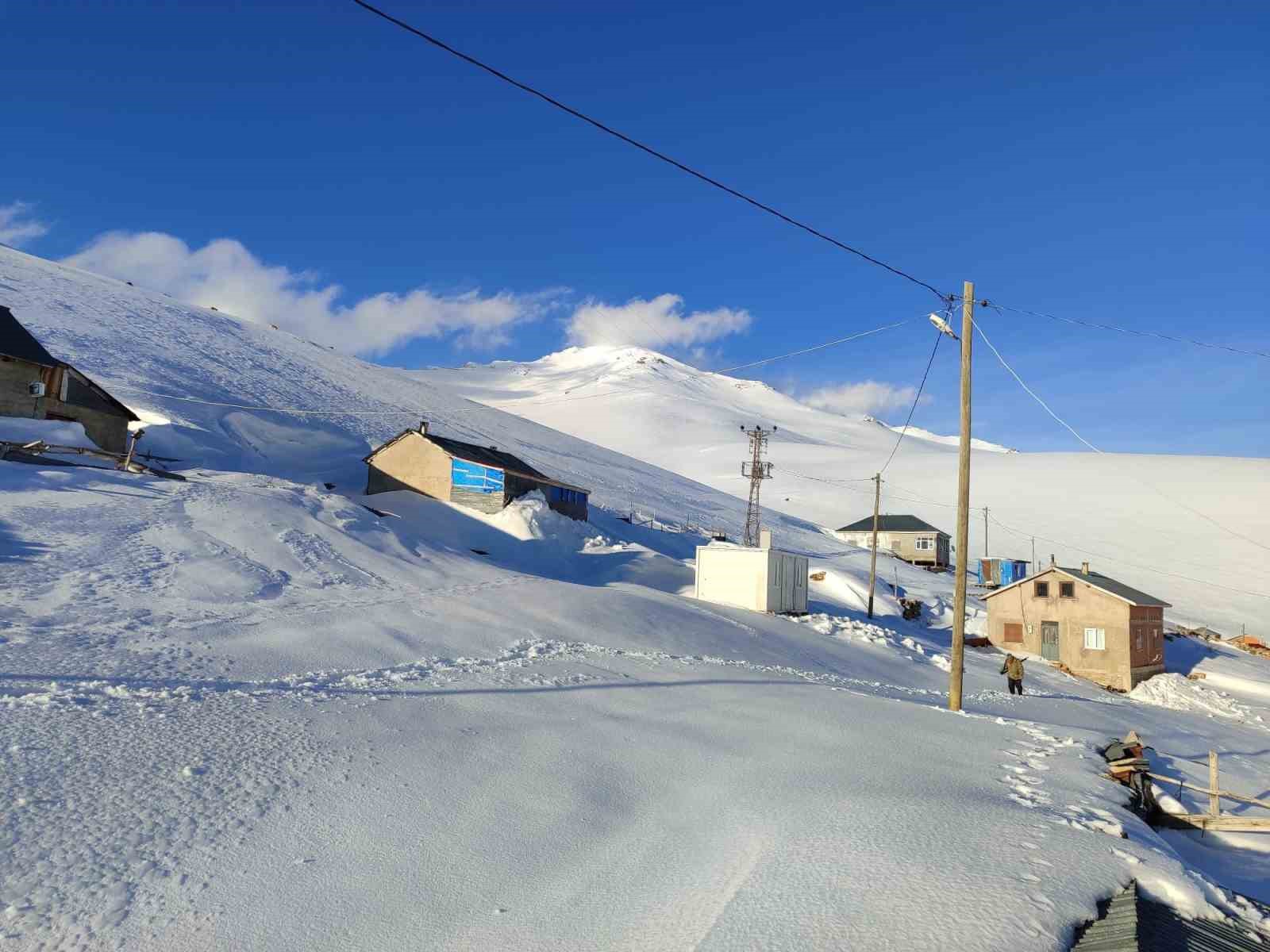 Bayburt&rsquo;ta ayıların talan ettiği yayla evlerine ulaşım sağlanamıyor: K&ouml;yl&uuml;ler yolun a&ccedil;ılmasını istiyor
