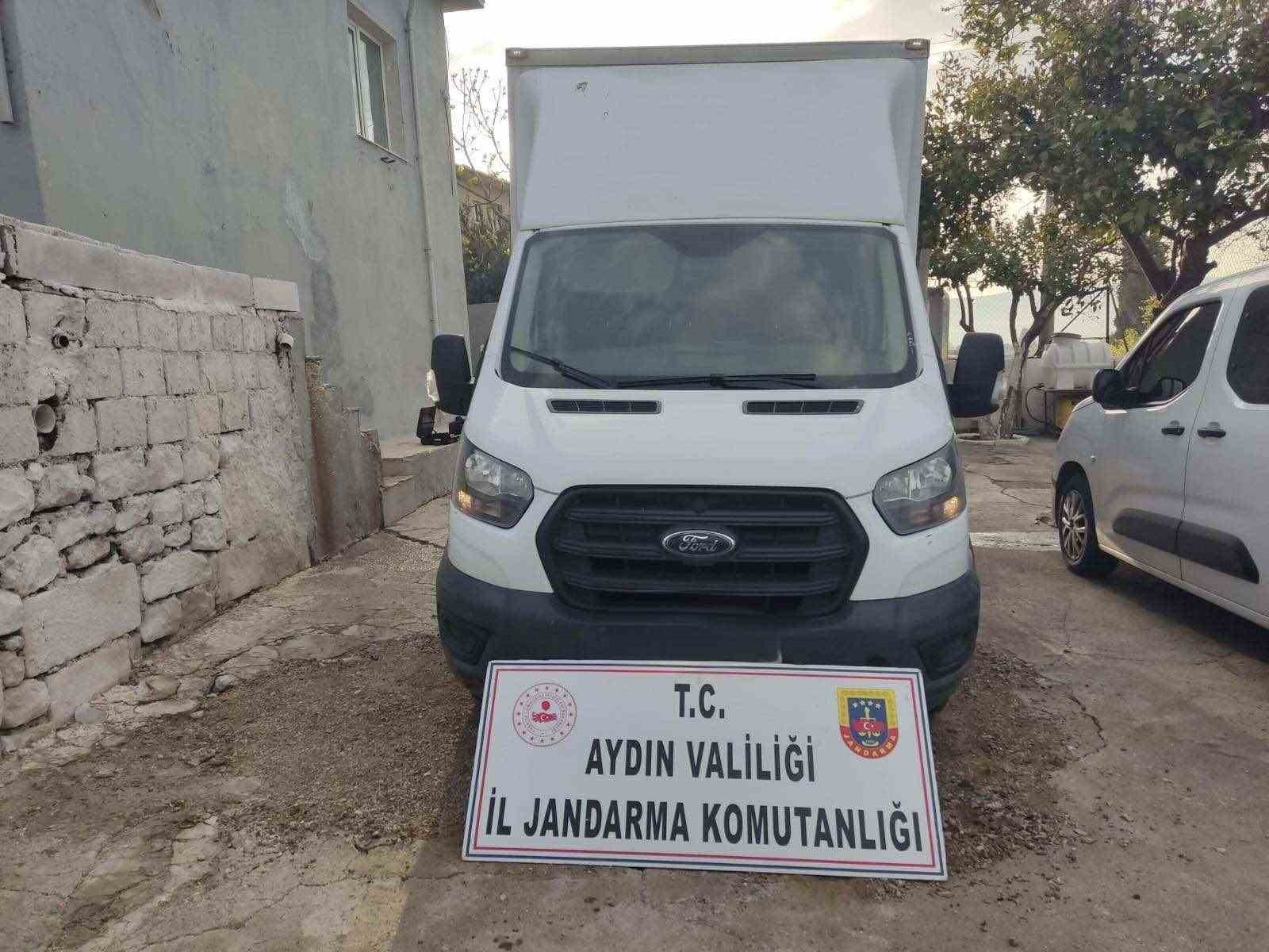 Didim’de kamyonette 39 düzensiz göçmen yakalandı