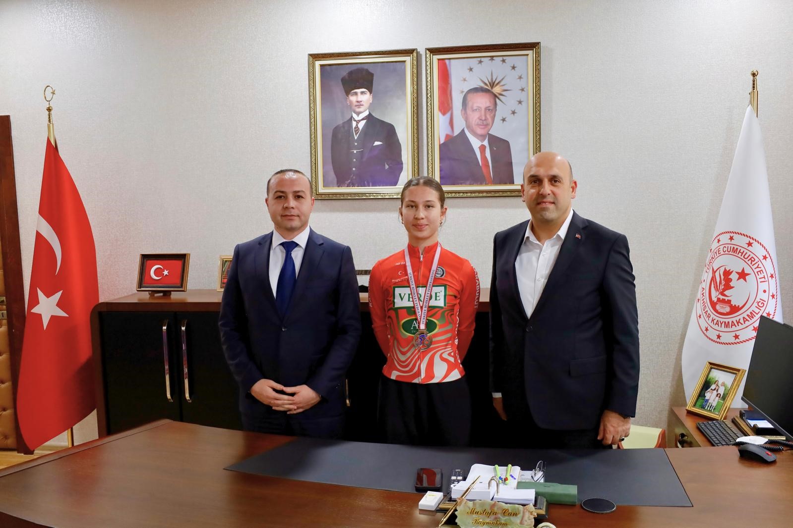 D&uuml;nya Şampiyonası yolcusu Tun&ccedil;el i&ccedil;in Akhisar&rsquo;da ziyaret trafiği
