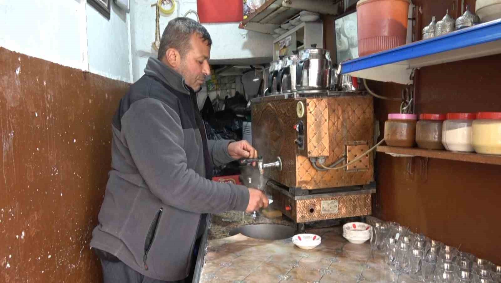 52 yıldır muhabbetle &ccedil;ay demliyor
