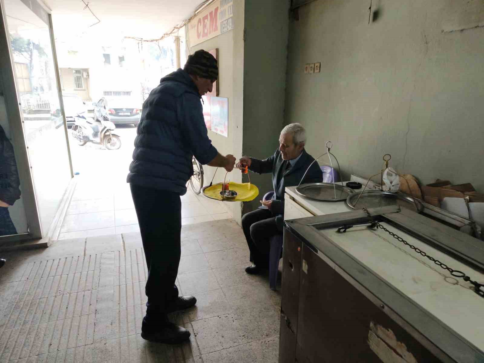 Tek koluyla hayata dört elle sarıldı