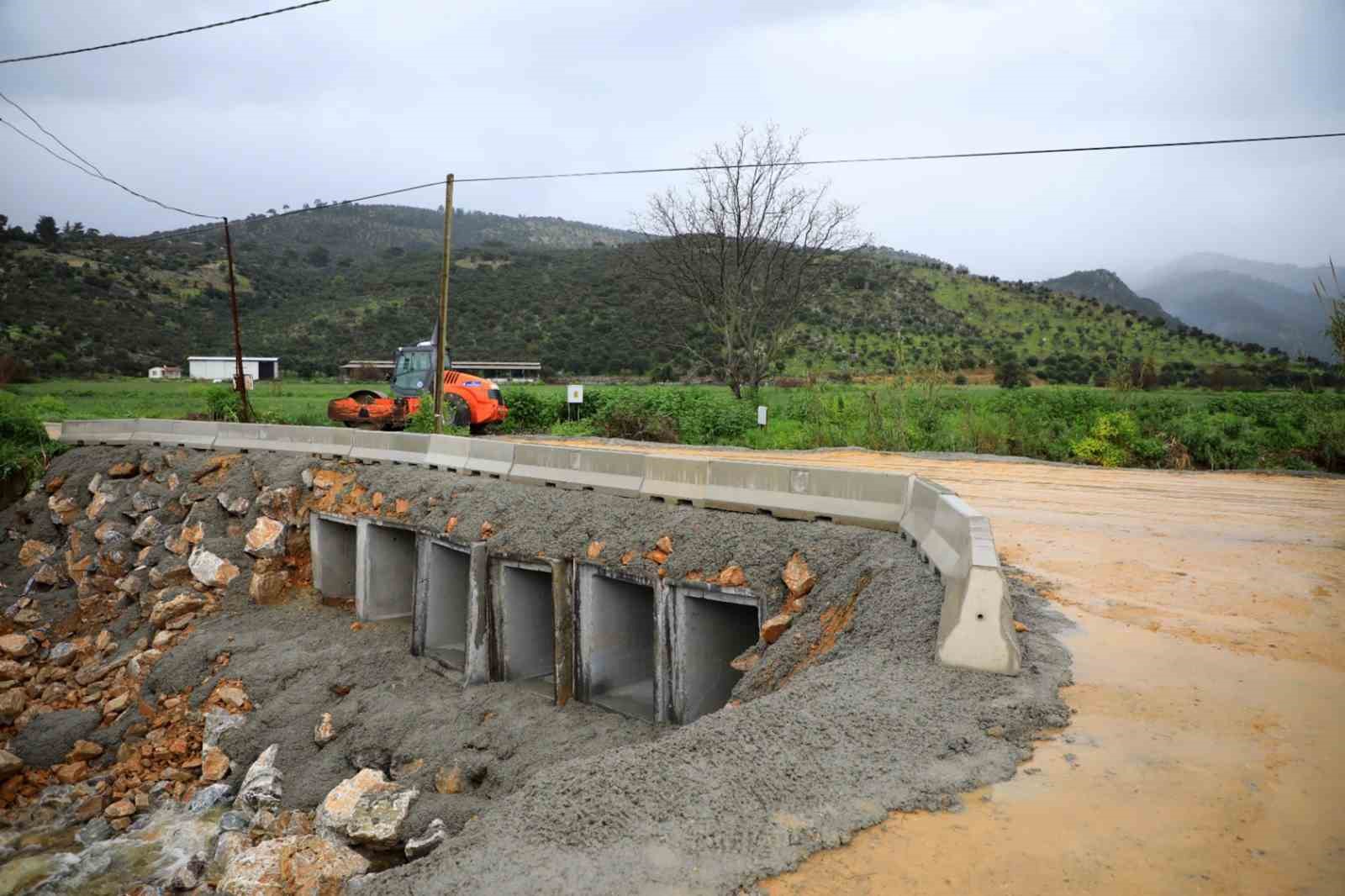 Milas’ta çöken köprü 26 saatte ulaşıma açıldı