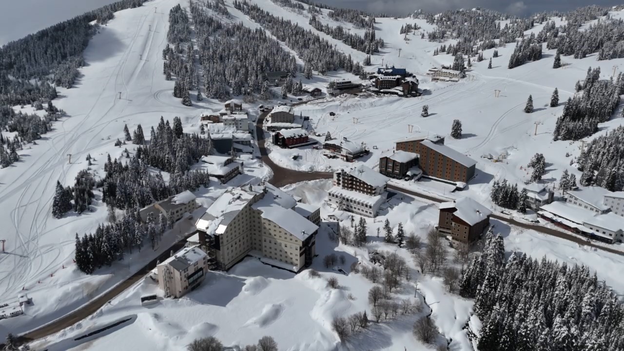 Uludağ&rsquo;da sezon uzadı nisan ayıyla 2 metre kar var
