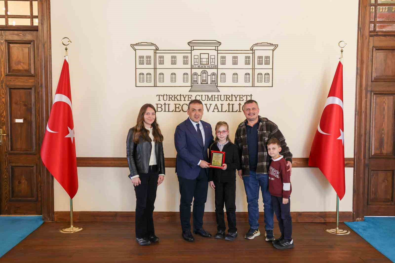 Vali S&ouml;zer &lsquo;Yılın Okuru&rsquo; &ouml;d&uuml;llerini takdim etti
