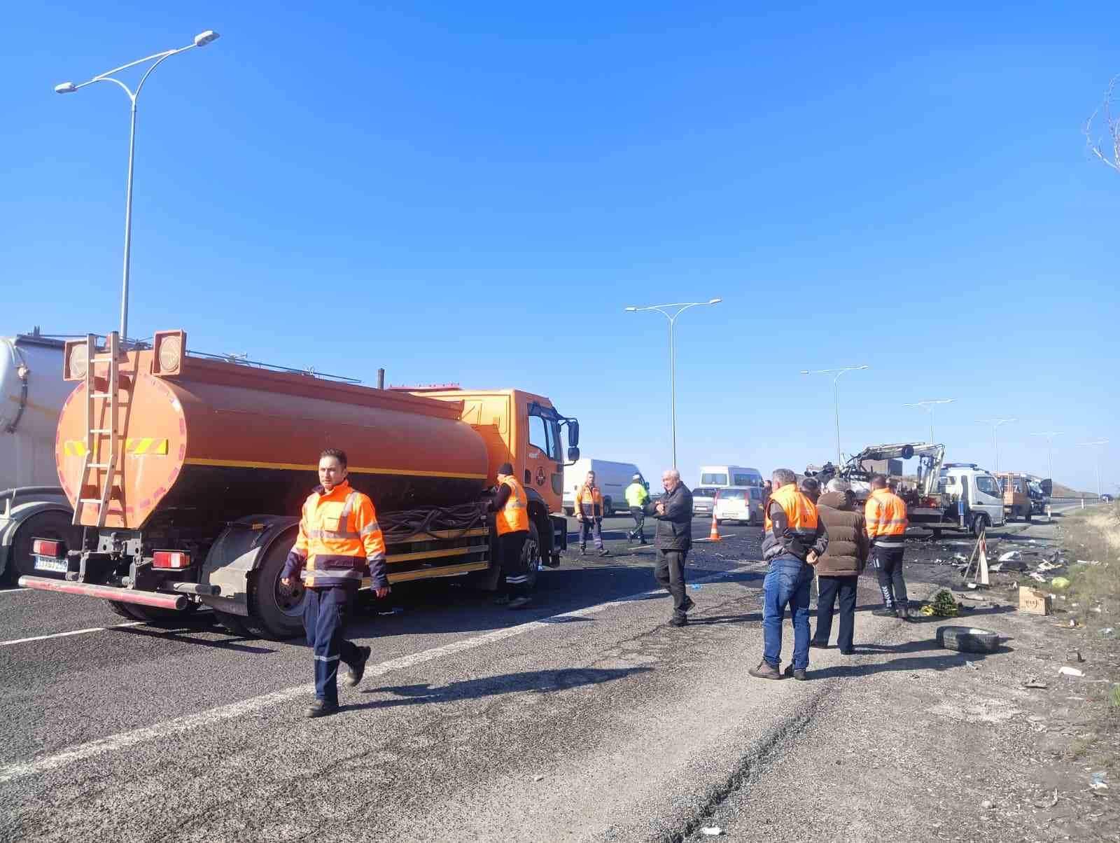 Ankara’da iki araç kafa kafaya çarpıştı: 5 ölü