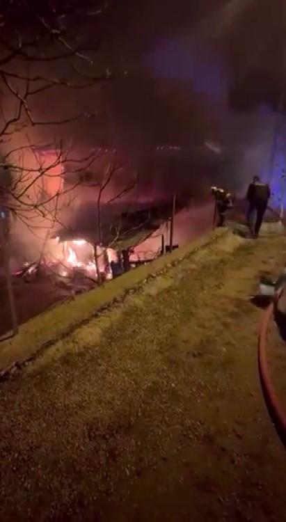 Tufanbeyli’de çıkan yangında ev ve ahır küle döndü
