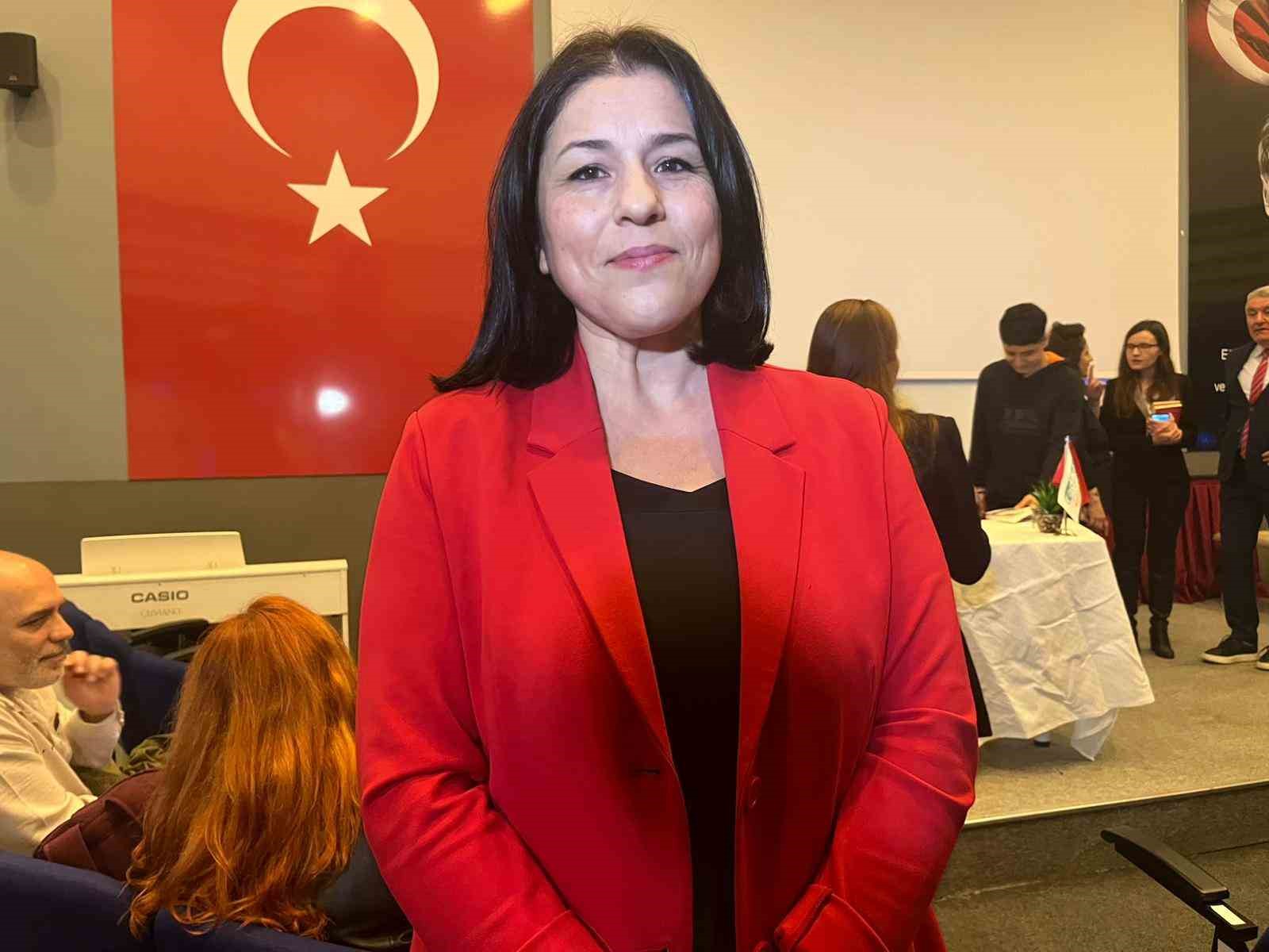 Yazar Latife Tekin, İzmir&rsquo;de lise &ouml;ğrencileriyle buluştu
