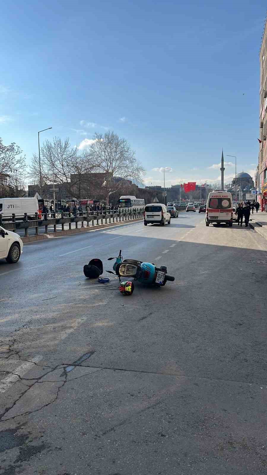 Motosikletin &ccedil;arptığı yaya yaralandı
