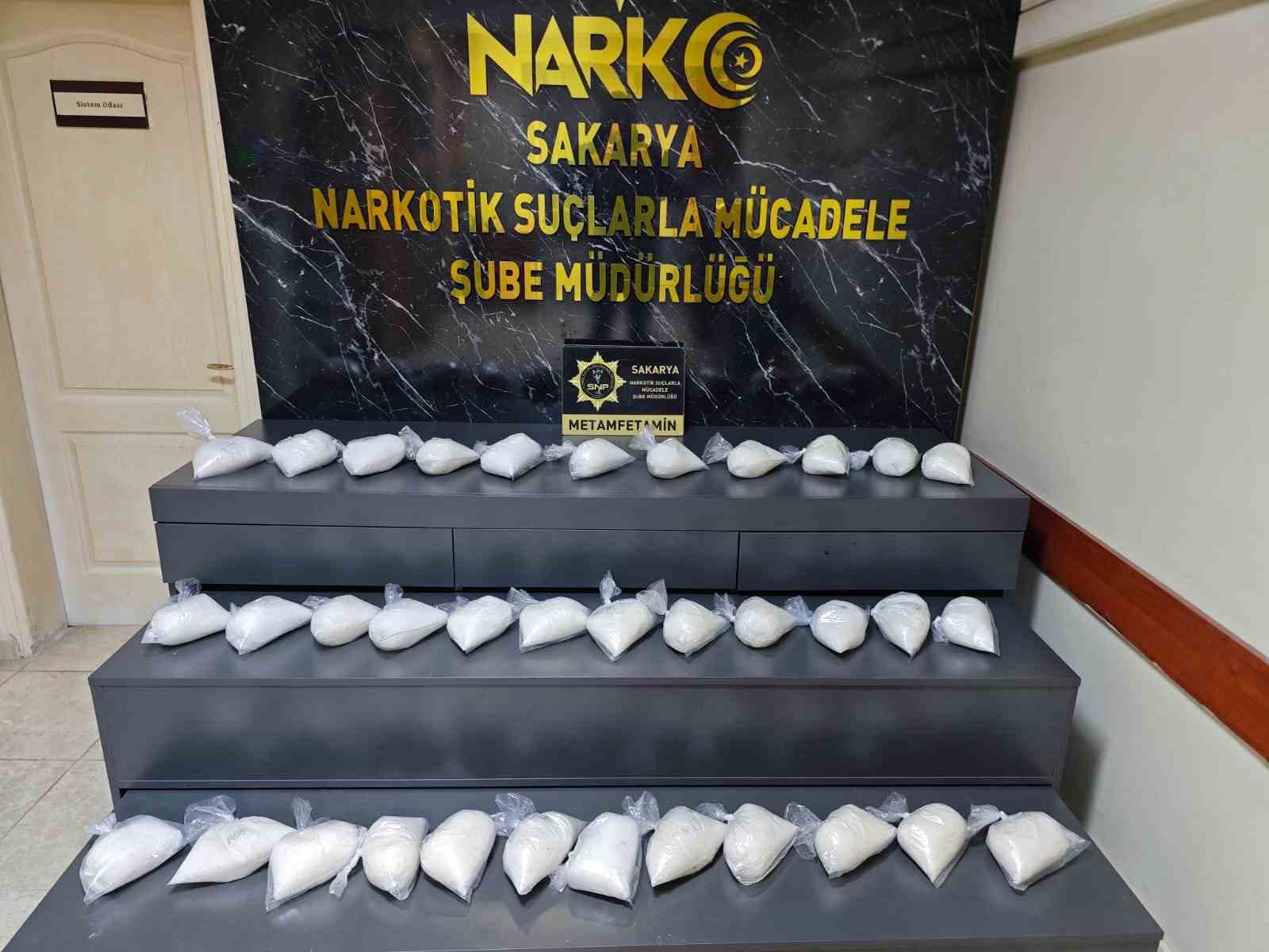 İstanbul’a 17 kilo zehir götürecekti, Sakarya’dan çıkamadı

