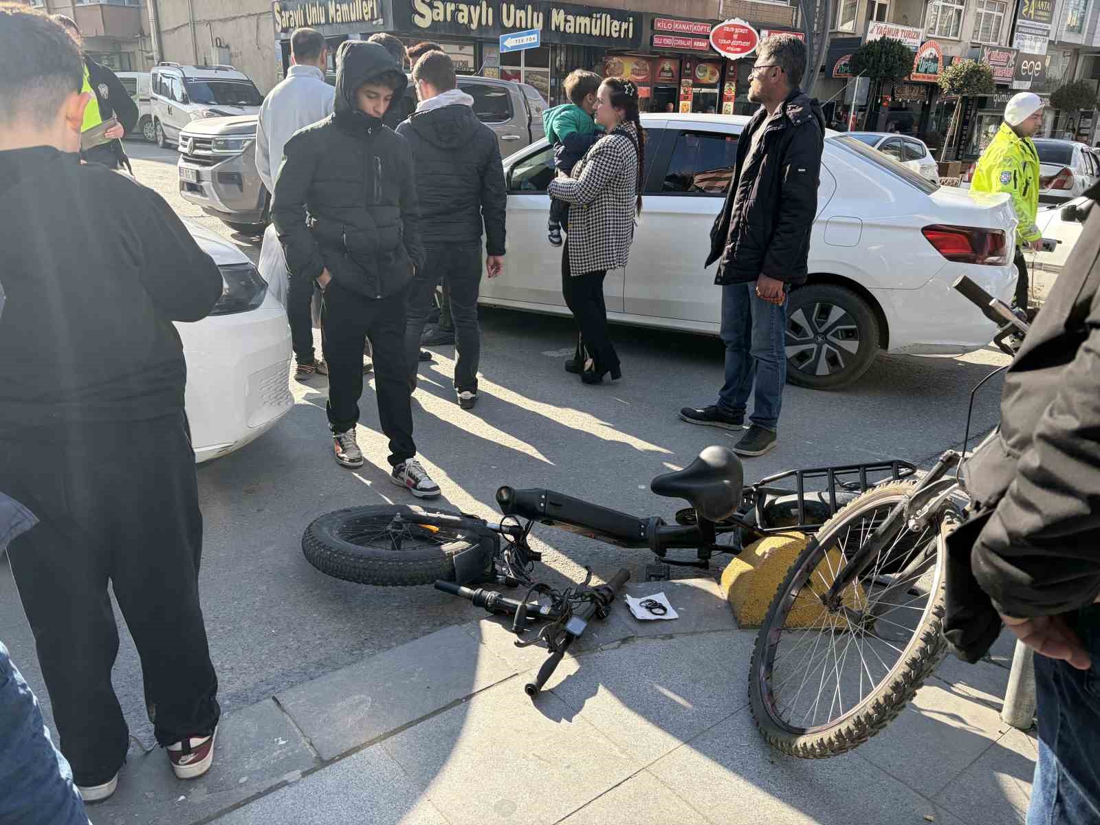Otomobille çarpışan elektrikli bisiklet sürücüsü yaralandı