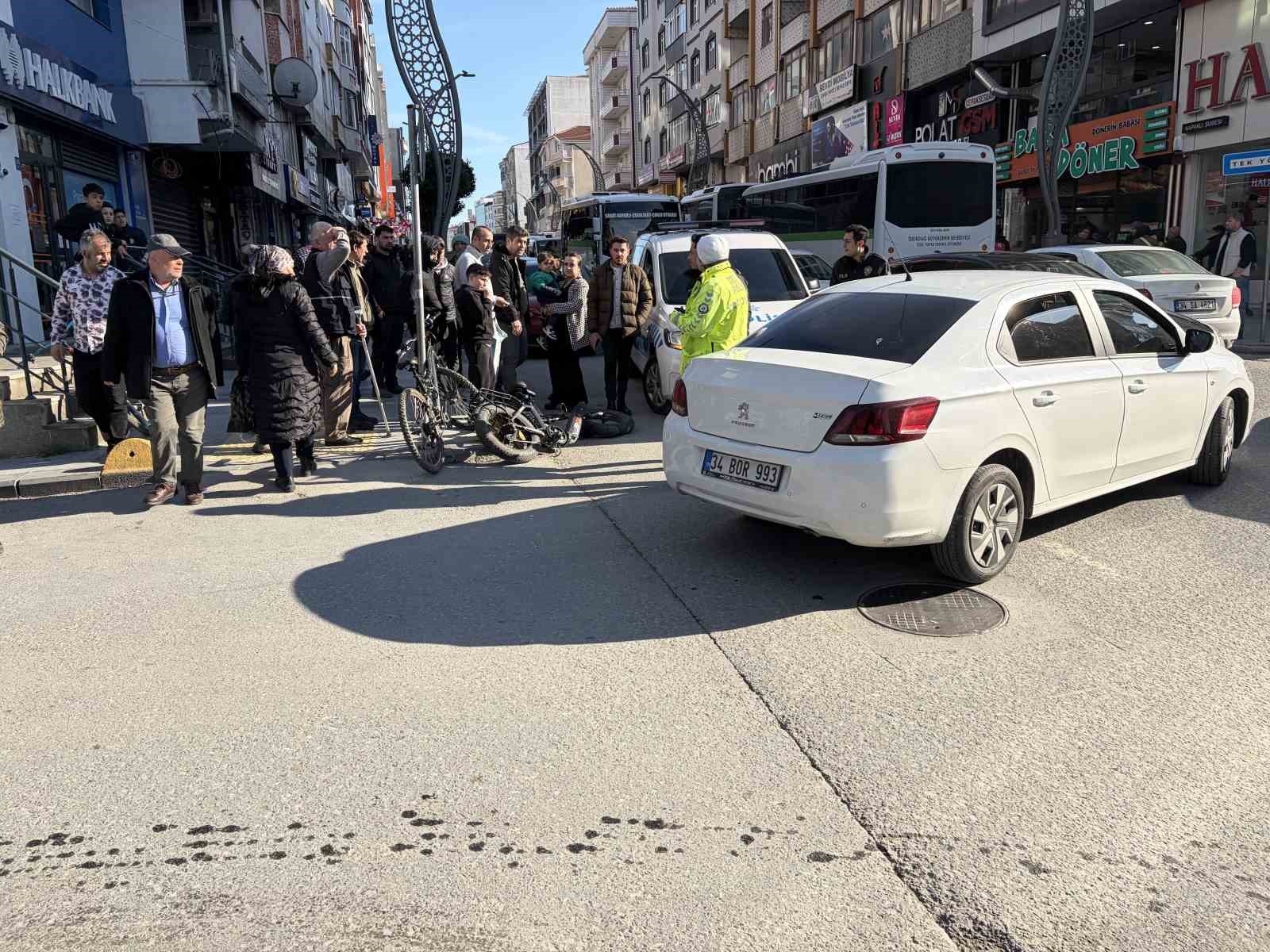 Otomobille &ccedil;arpışan elektrikli bisiklet s&uuml;r&uuml;c&uuml;s&uuml; yaralandı
