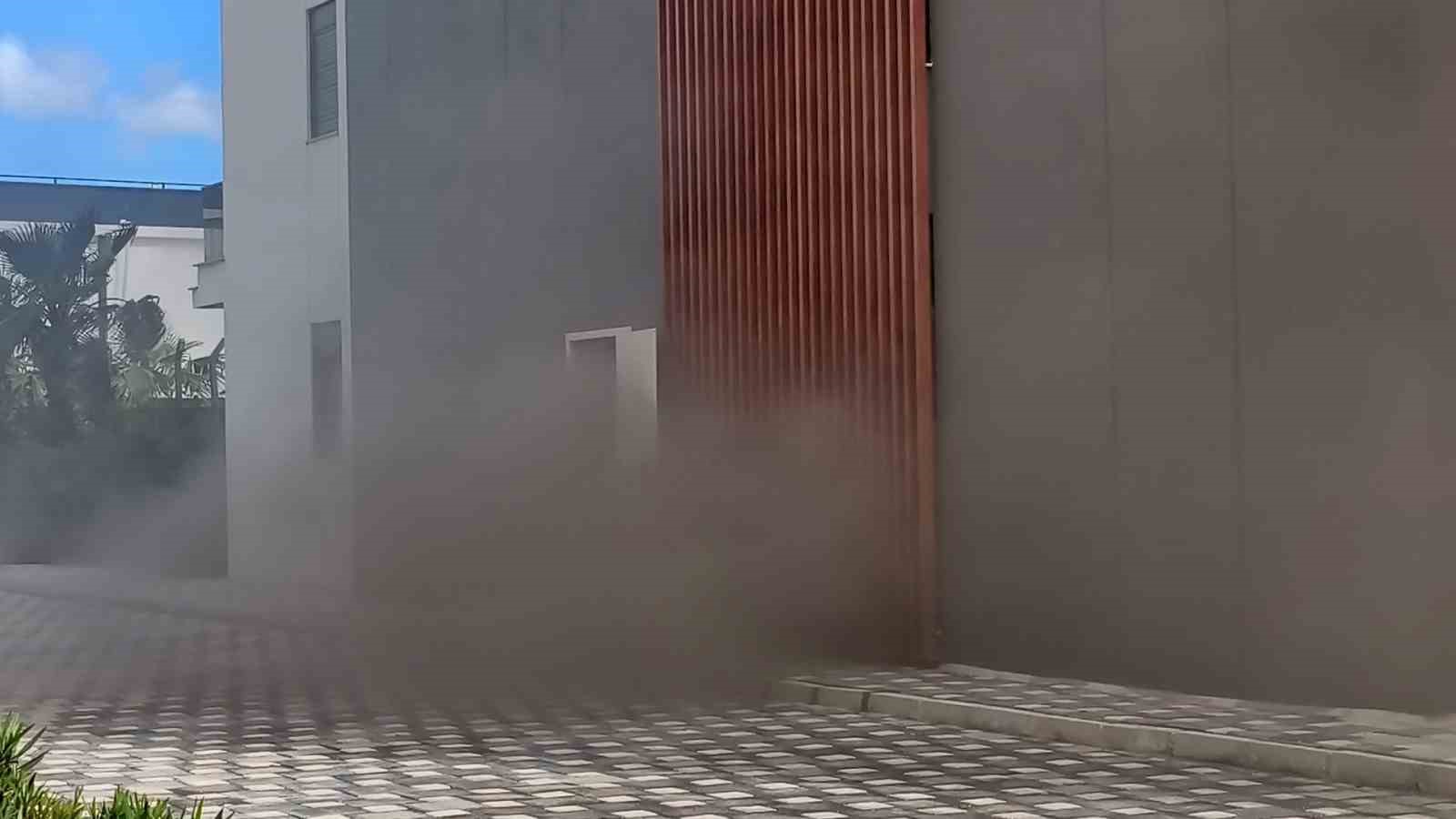 L&uuml;ks dairedeki yangın ev sahibini ağlattı
