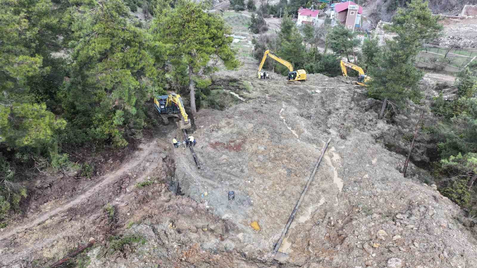 Mersin�de heyelan b�lgesinde hasar g�ren i�me suyu hatt� onar�ld�
