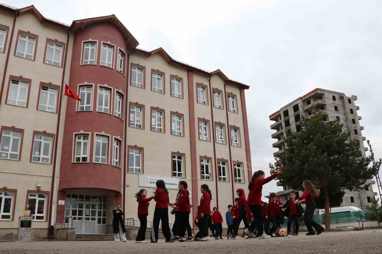 Baharın habercisi leylekler bu yıl gelmedi, &ouml;ğrenciler hasretle yollarını g&ouml;zlemeye başladı
