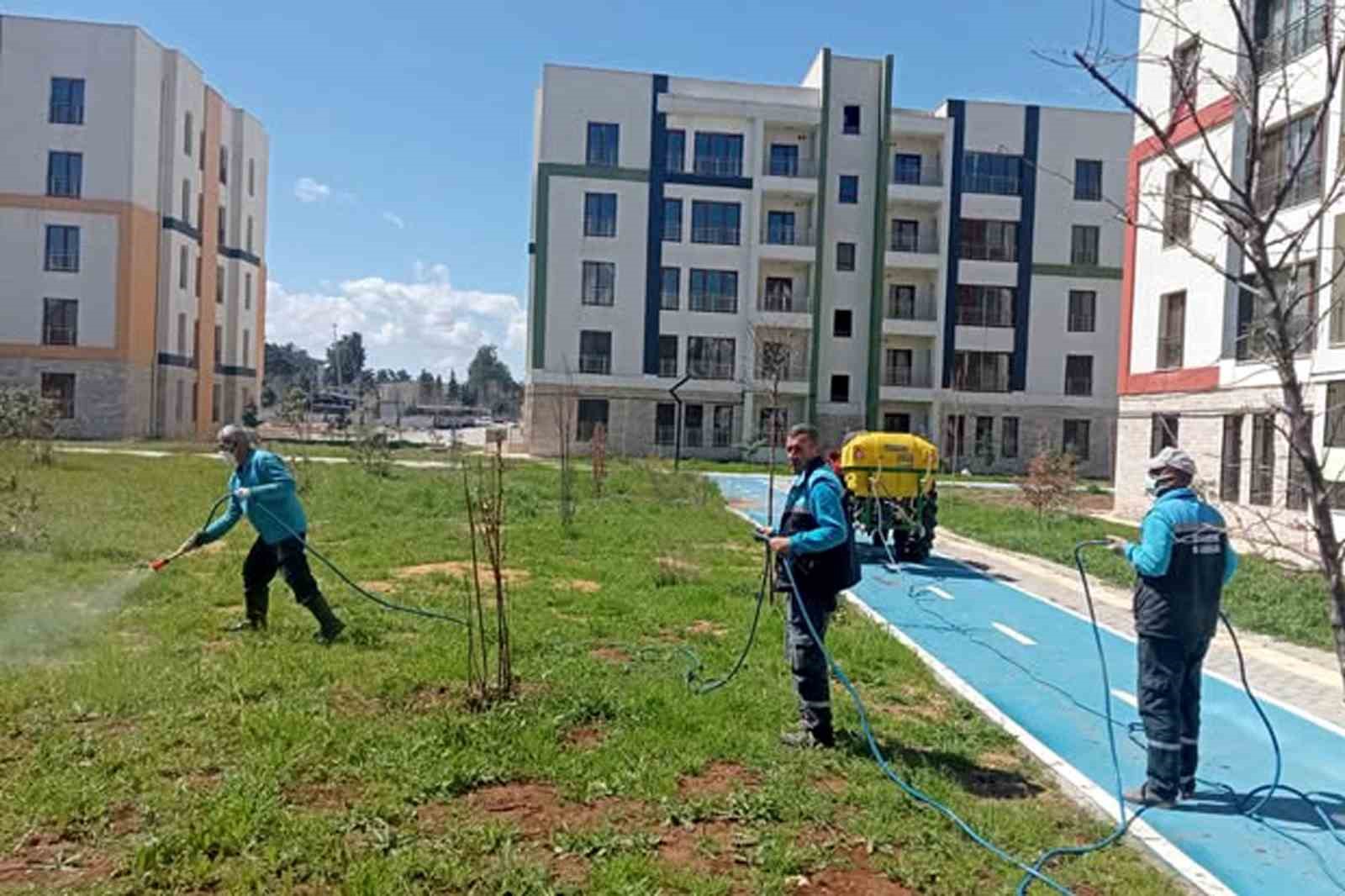 Araban TOKİ konutlarında yabani otlar ve haşerelerle ila&ccedil;lı m&uuml;cadele başlatıldı
