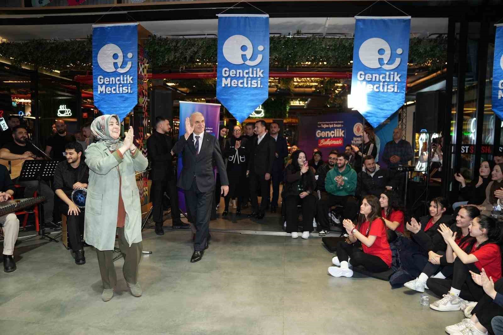 AK Parti Genel Merkez Kadın Kollar Başkanı Ercan, &Uuml;mraniye&rsquo;de gen&ccedil;lerle buluştu
