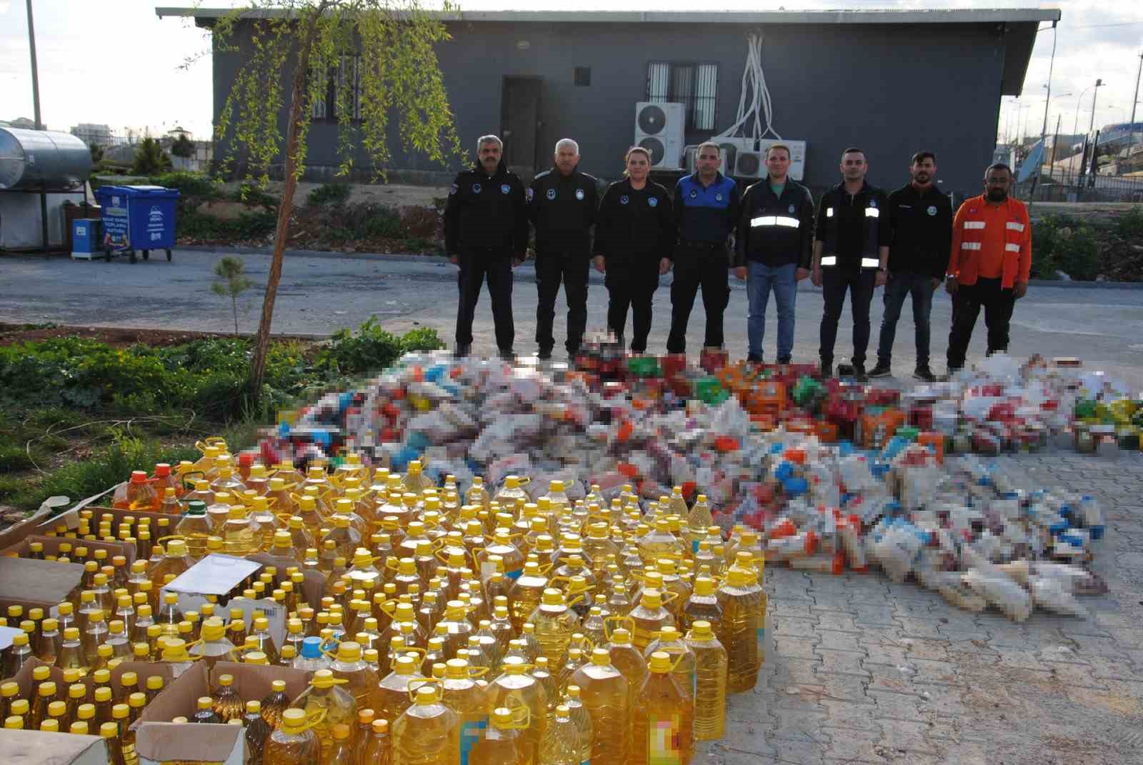 Şanlıurfa&rsquo;da son kullanım tarihi ge&ccedil;miş tonlarca gıda &uuml;r&uuml;n&uuml; ele ge&ccedil;irildi
