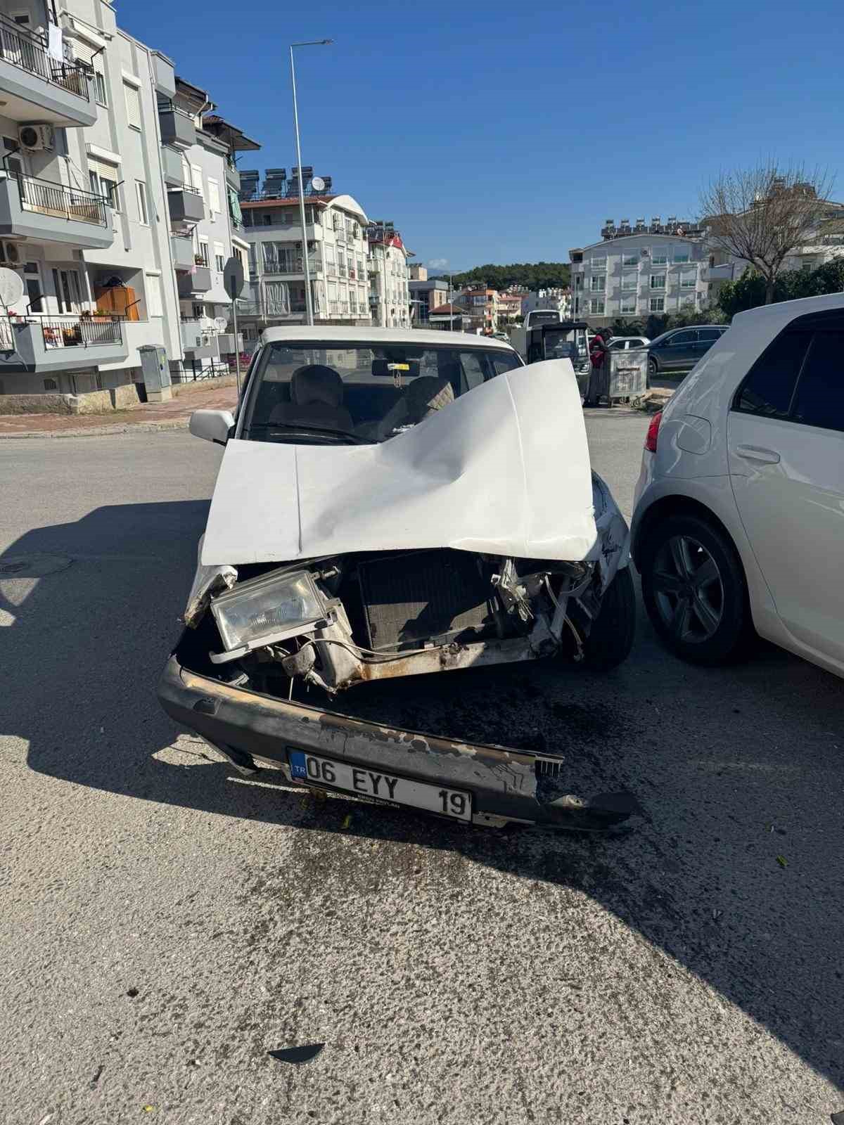 Trafik kazası ucuz atlatıldı, ehliyetini yenilemeyen s&uuml;r&uuml;c&uuml;ye ceza yağdı
