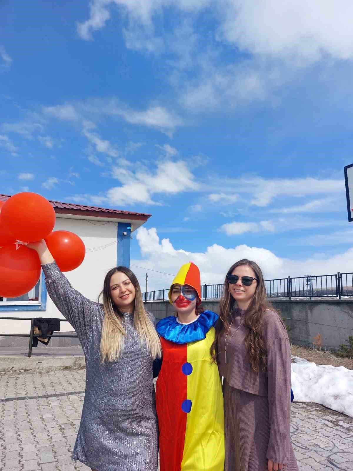 Kars&rsquo;ta k&ouml;y okulunda tiyatro coşkusu: &Ouml;ğrencilerden renkli g&ouml;steri
