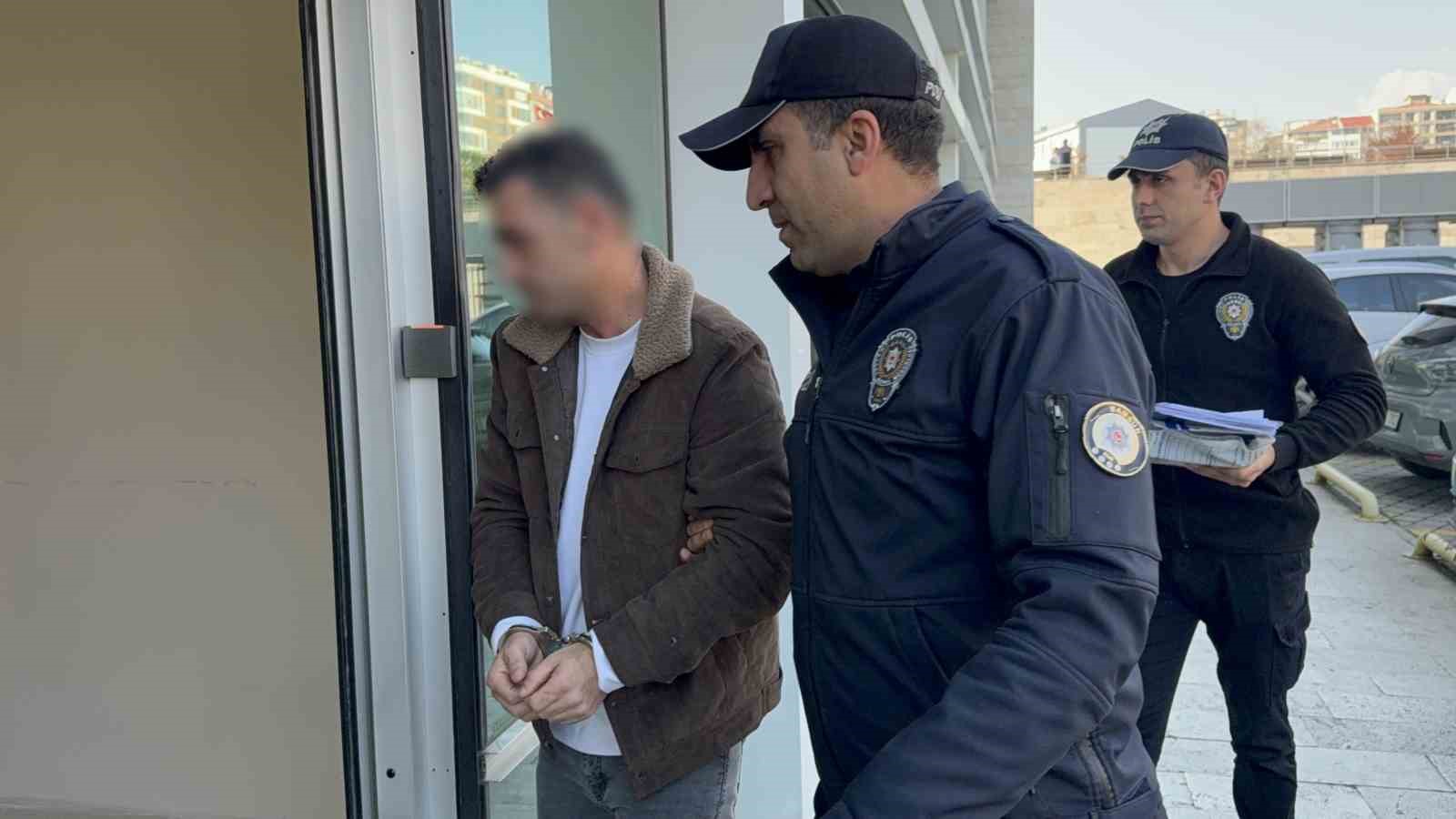 Yarışmadan d&ouml;nen &ouml;ğrencilerin kazasında s&uuml;r&uuml;c&uuml; adliyeye sevk edildi
