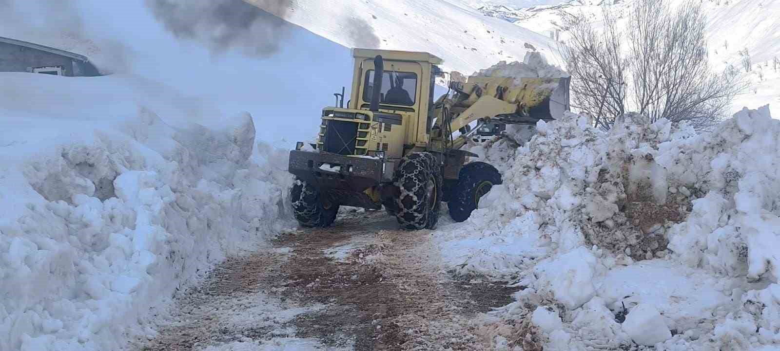 Yurda bahar geldi, Ovacık&rsquo;ta karla m&uuml;cadele s&uuml;r&uuml;yor
