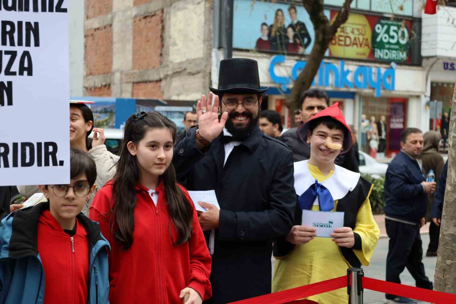 İzmit’te edebiyat kahramanları sokaklara indi