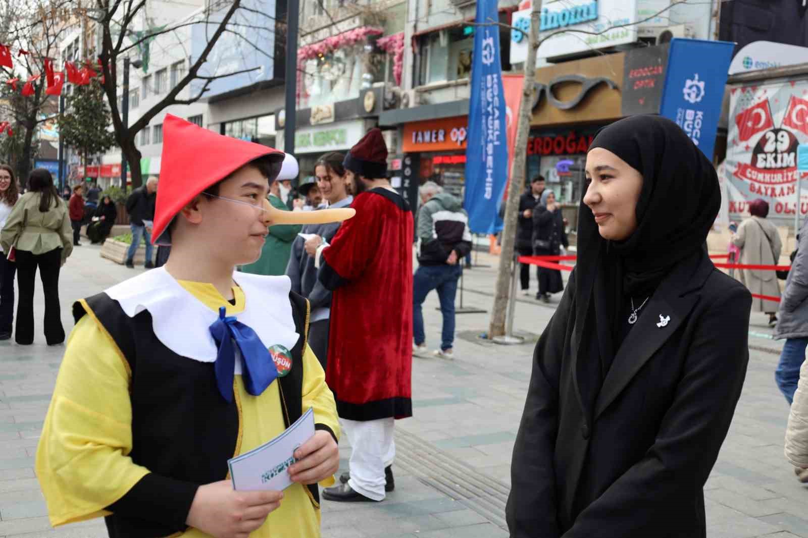 İzmit&rsquo;te edebiyat kahramanları sokaklara indi
