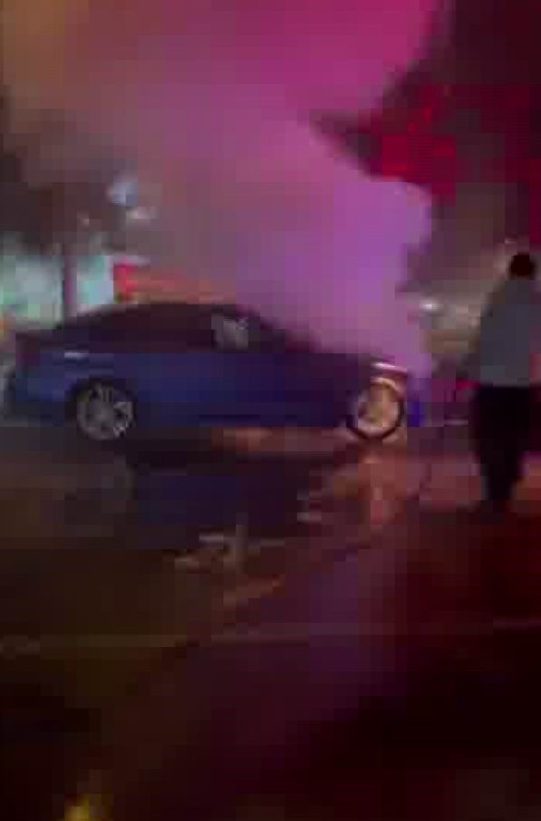 Diyarbakır’da seyir halindeki otomobil alev topuna döndü