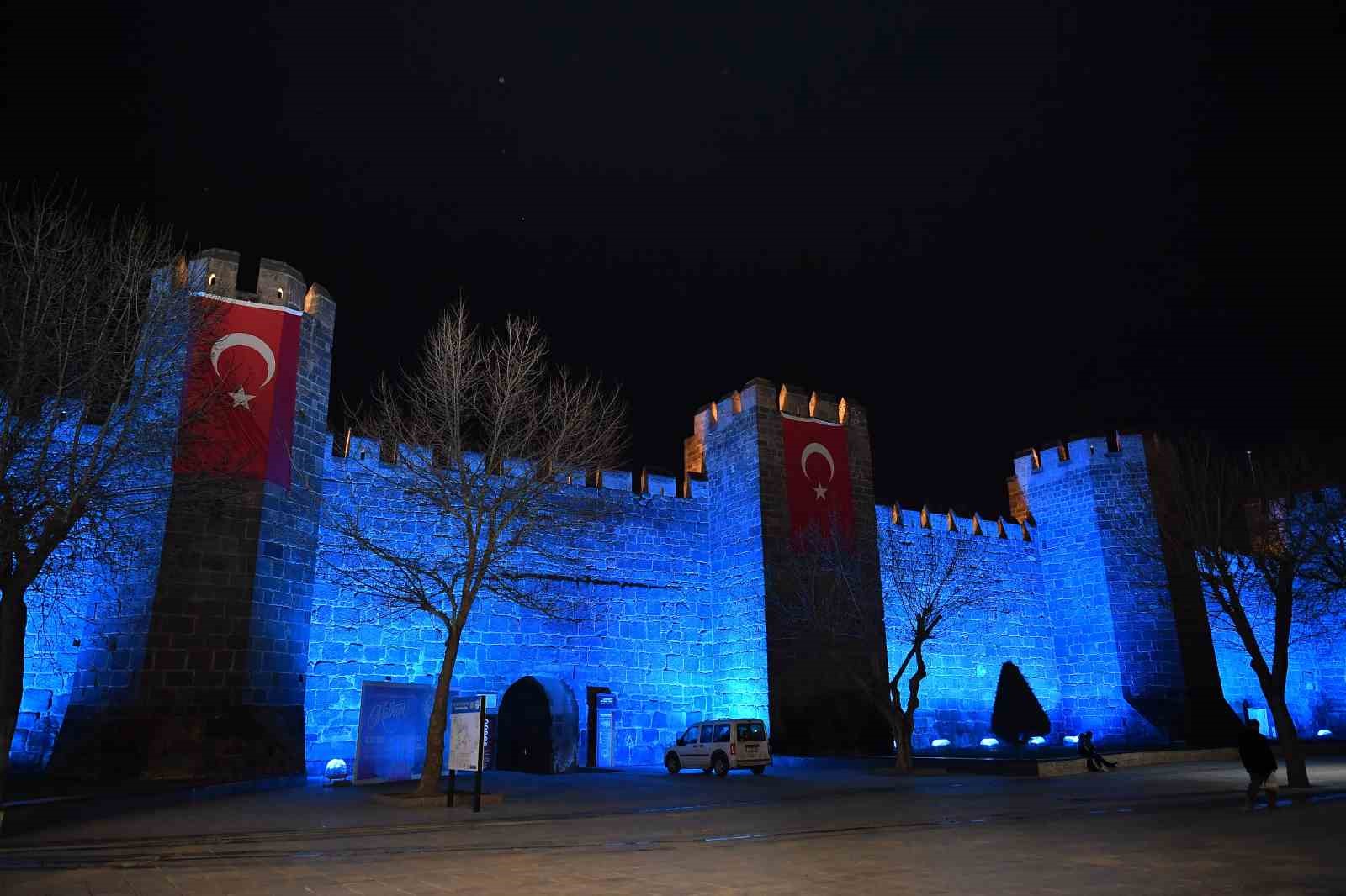 Kayseri Büyükşehir, tarihi surları mavi ışıkla aydınlatarak otizm farkındalığına dikkat çekti