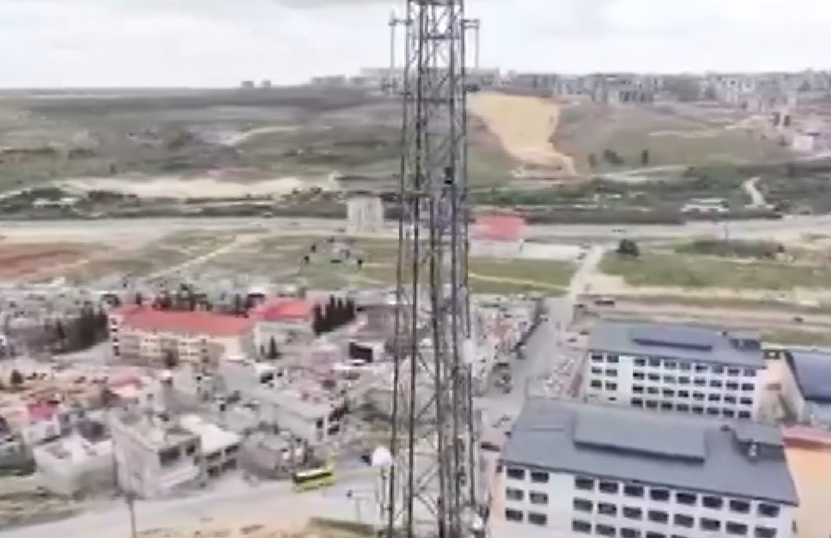 İntihar için elektrik direğine çıkan şahıs, polis dronu ile vazgeçirildi