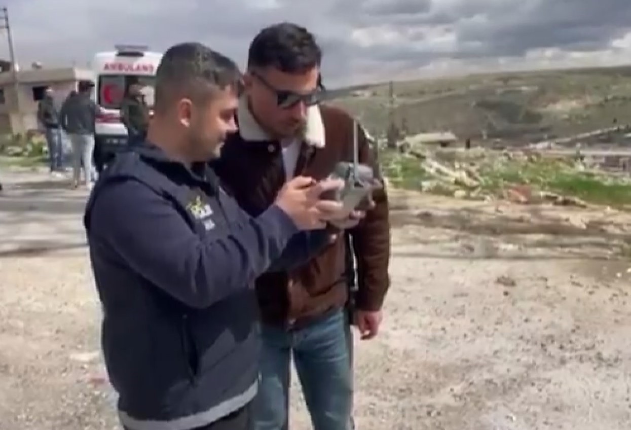 İntihar için elektrik direğine çıkan şahıs, polis dronu ile vazgeçirildi