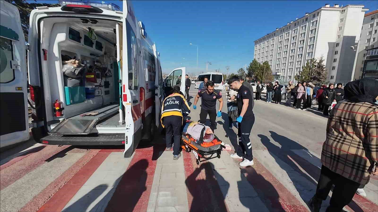 Hafif ticari aracın &ccedil;arptığı hemşirelik b&ouml;l&uuml;m&uuml; &ouml;ğrencisi gen&ccedil; kız yaralandı
