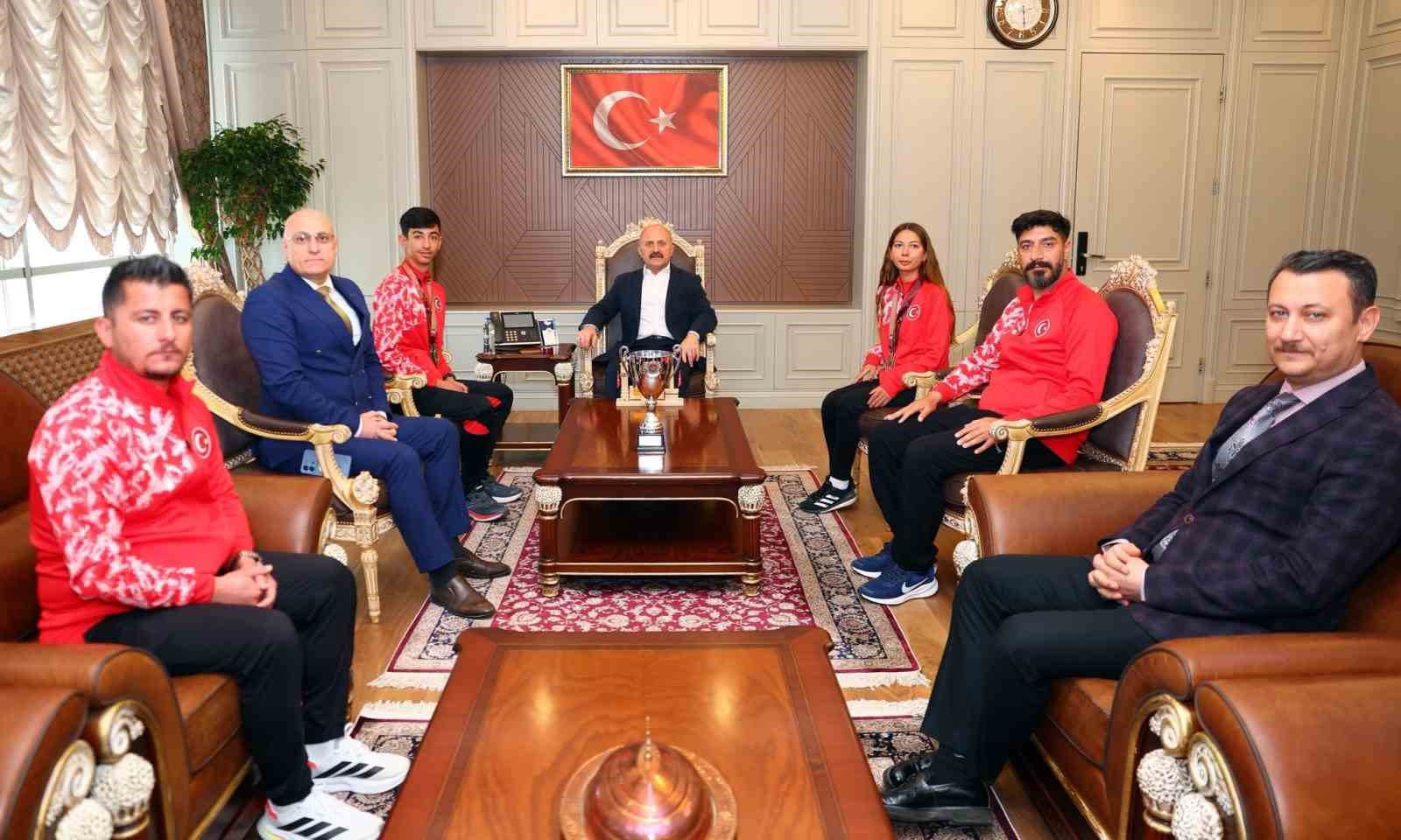 Vali Varol, Balkan şampiyonlarını &ouml;d&uuml;llendirdi
