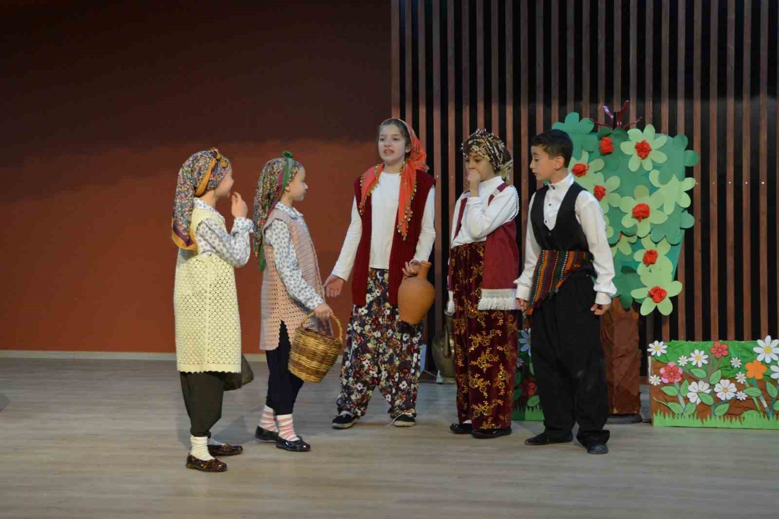 Alkışlar minik oyuncular i&ccedil;in y&uuml;kseldi
