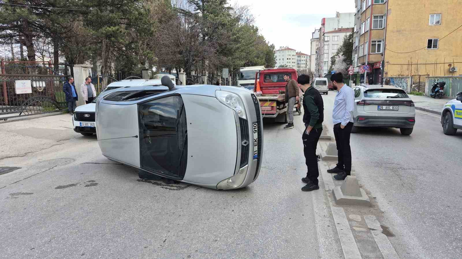 Yan yatan otomobilin s&uuml;r&uuml;c&uuml;s&uuml; kazadan yara almadan kurtuldu
