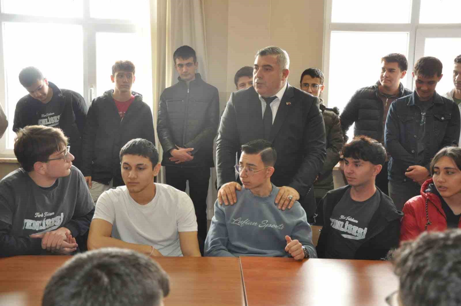 S&uuml;nnetci, YKS adayı gen&ccedil;lere &ouml;ğ&uuml;tler verdi
