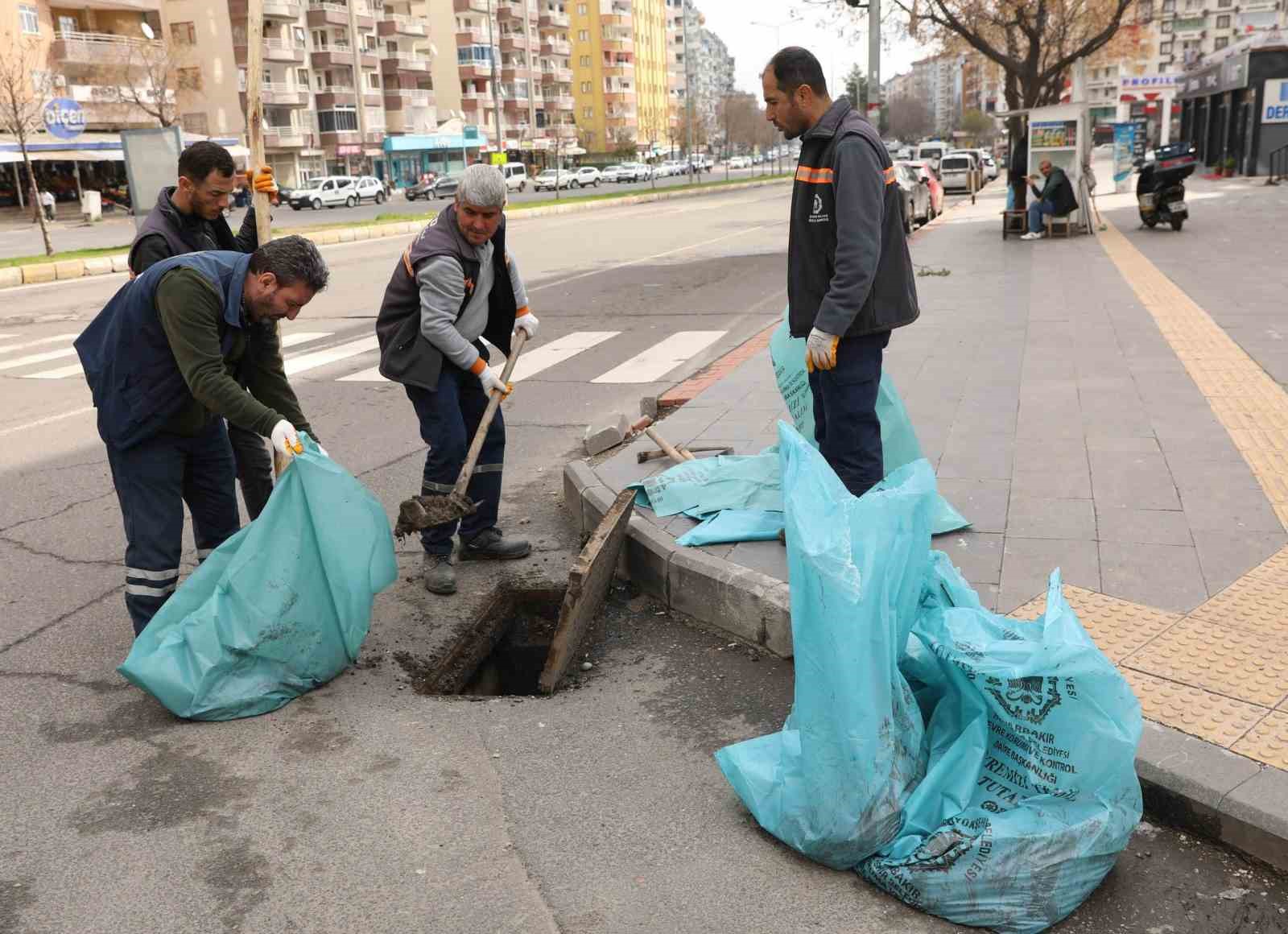 Diyarbakır&rsquo;da mazgallardan 270 ton atık &ccedil;ıktı
