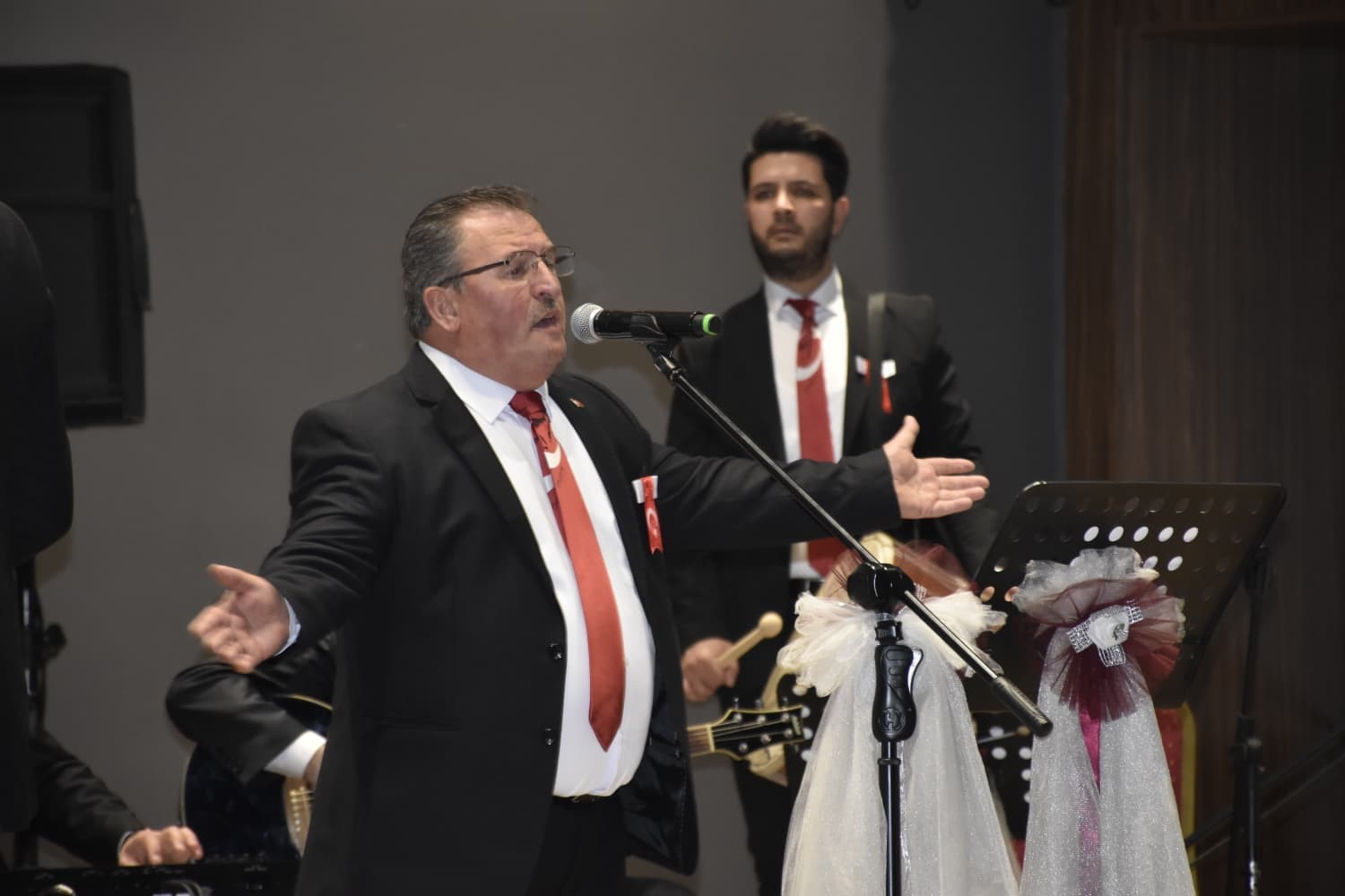 Karacabey&rsquo;de kahramanlık t&uuml;rk&uuml;leriyle duygu dolu gece
