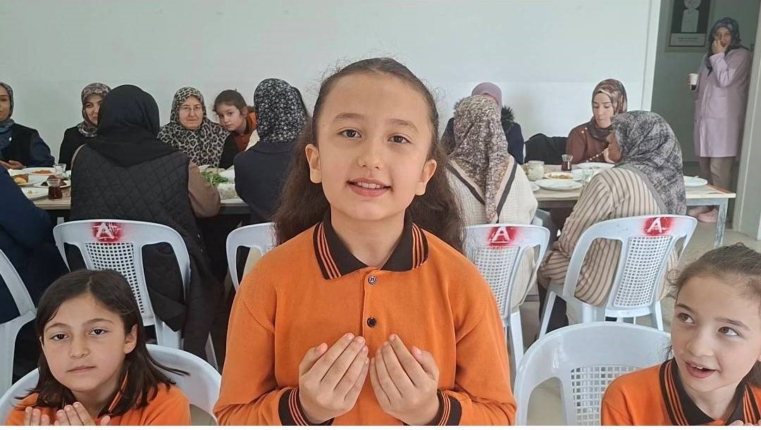 Minik Birsen’in yemek duası gönülleri fethetti