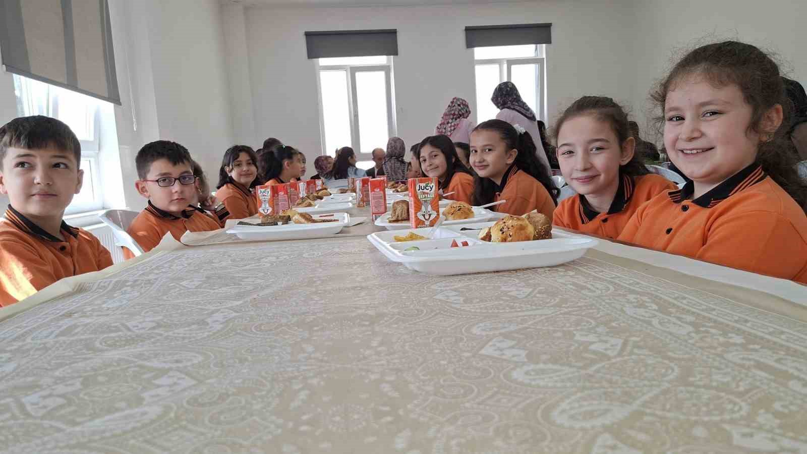 Minik Birsen&rsquo;in yemek duası g&ouml;n&uuml;lleri fethetti
