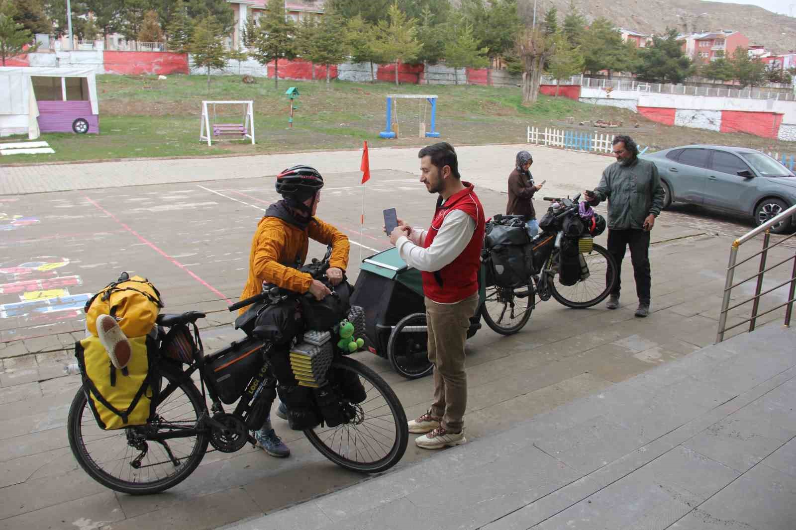 İspanyol gezgin çift, Sivas’ta sıra gecesi ile tanıştı